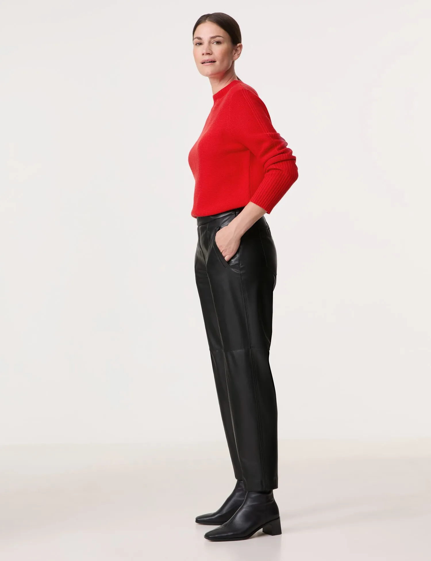 7/8-length faux leather trousers