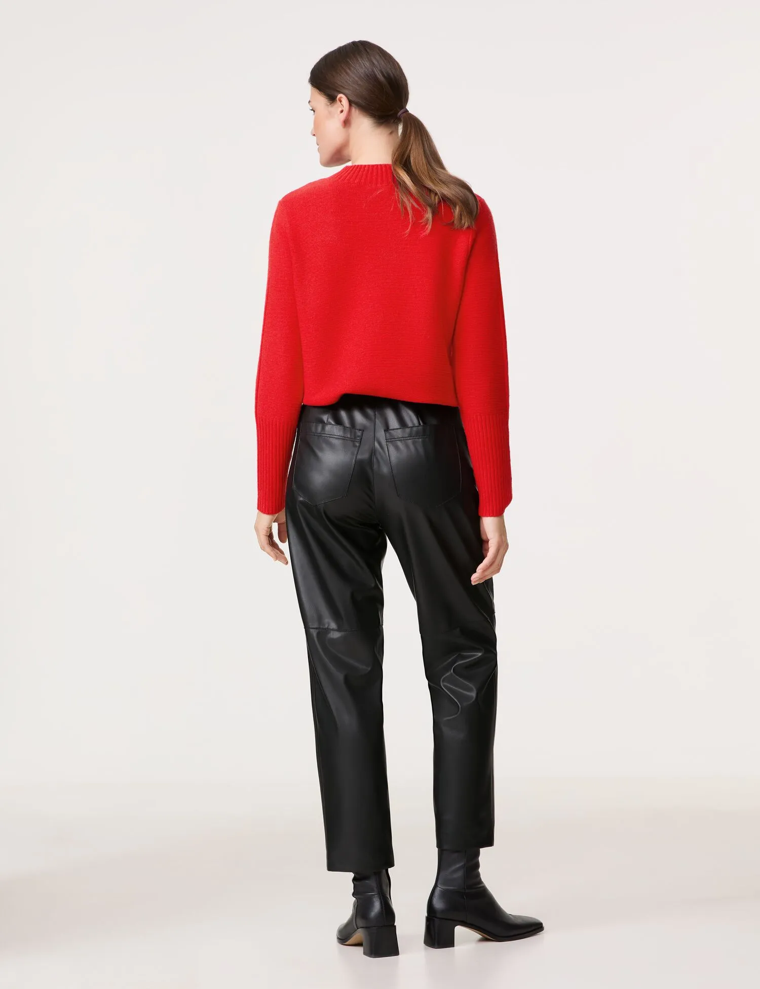 7/8-length faux leather trousers